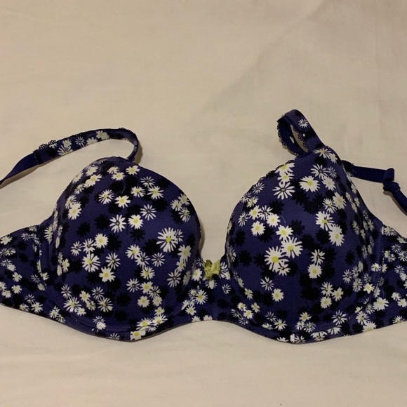 4 body by victoria and one tshirt bra - Victoria’s Secret - Picture 5 of 6